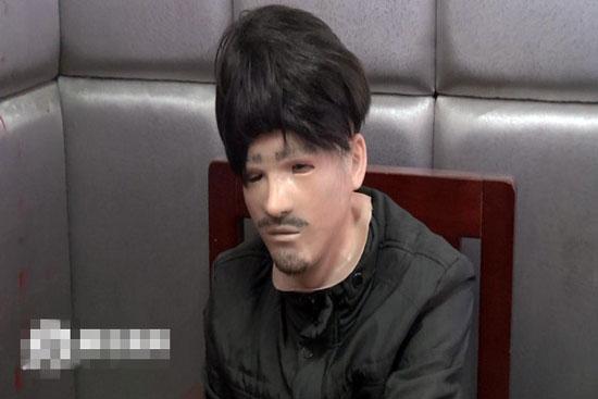 男子戴人皮面具现身酒店门前 随身携砍刀辣椒水_新闻_腾讯网