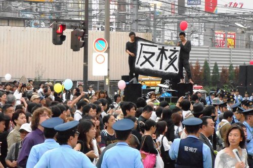 6月11日，日本各地市民同时展开了 大规模”反核电“示威游行。