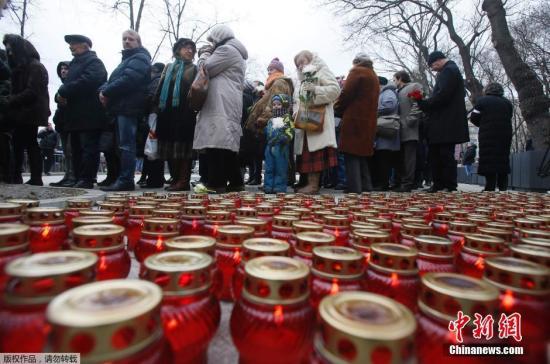 当地时间2015年3月3日，俄罗斯莫斯科，俄罗斯反对党领导人，前副总理涅姆佐夫的亲友参加其追悼会。涅姆佐夫的遗体于3日在莫斯科下葬。俄罗斯拒绝了一些欧洲国家政治家出席其葬礼的请求。 