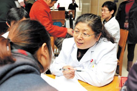 专家发现安仁县消化病患者居多。何君摄记者 杨蔚然通讯员 彭萍
