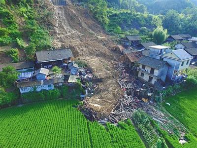 湖南湘西发生特大洪灾和山体滑坡 民房道路被冲毁