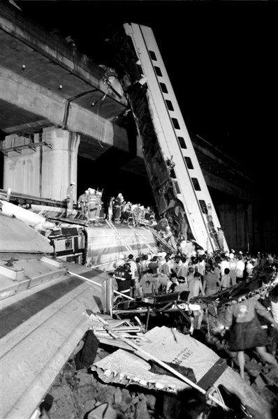 动车追尾坠桥致203人死伤 专家称或因信号故障