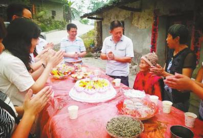 四川孤寡老人迎110岁生日  同村夫妻照顾其18年