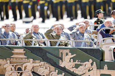 抗战老兵微微颤抖行军礼 网友:每次看见都想哭