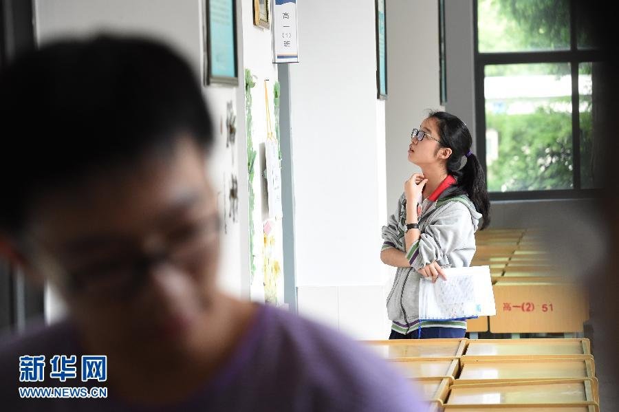 图片:全国高考大幕拉开 考生开考前看考场 - 谈