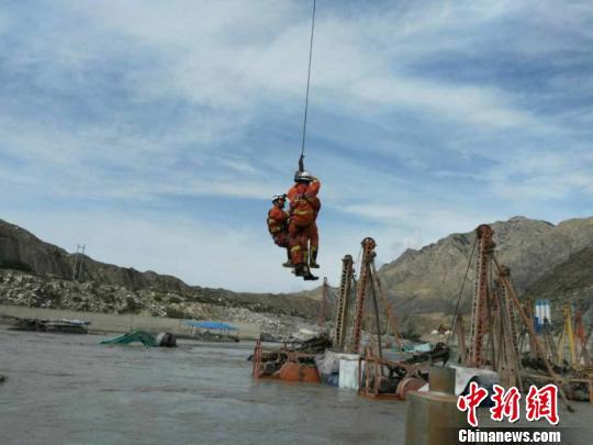 新疆拜城突降暴雨引发洪灾 消防徒步进山救援4人