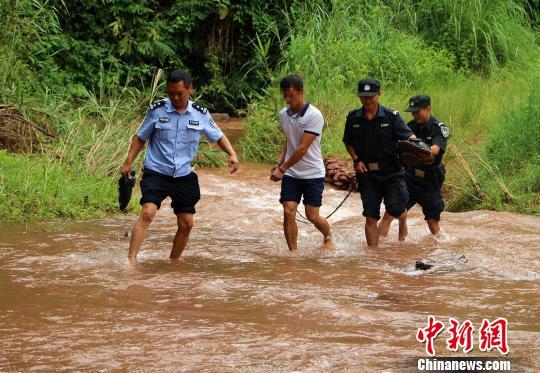 图为民警经过缜密侦查，成功将盘某抓获归案 常宗波 摄