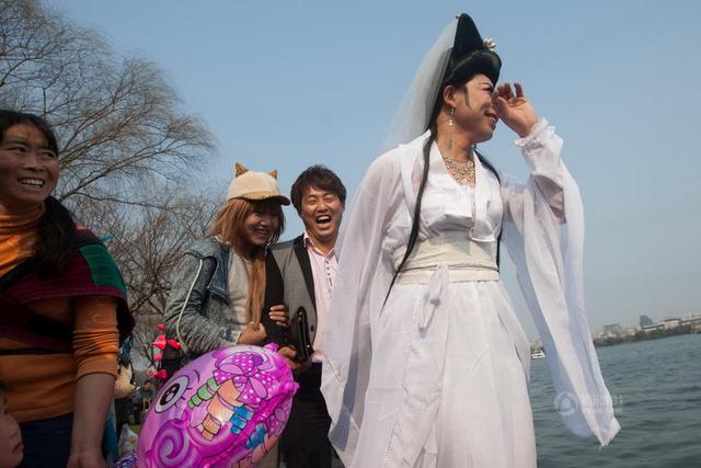 杭州男子扮白娘子逛西湖 造型雷人似如花