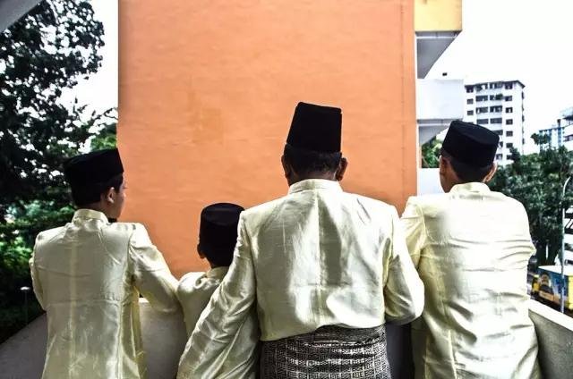 Mohammed Samsuri住在一个45平米的公寓里,家里有他和妻子,还有六个孩子。由于受教育水平不高,他没有工作,所以他对新一轮的人口增长以及人口增长带来的工作竞争颇为担忧。照片拍摄的是他和他的三个孩子在他们的公寓外面。 Mohammed Samsuri住在一个45平米的公寓里,家里有他和妻子,还有六个孩子。由于受教育水平不高,他没有工作,所以他对新一轮的人口增长以及人口增长带来的工作竞争颇为担忧。照片拍摄的是他和他的三个孩子在他们的公寓外面。