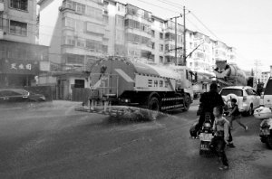 近期以来，兰州市最低气温降至零下，道路湿滑引起交通剐蹭事故高发。而市民的舆论矛头指向兰州市政府的污染防治措施—洒水降尘。这二者之间到底有何联系？记者就此展开调查。
