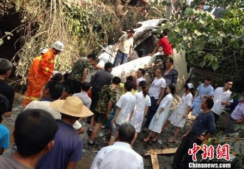 四川客车被撞翻桥下遭鹅卵石埋压 车上多是学生(图)