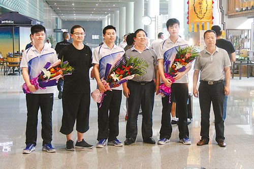 副县长叶庆春（左四）等人在咸阳国际机场跟学生合影。柯尊年提供