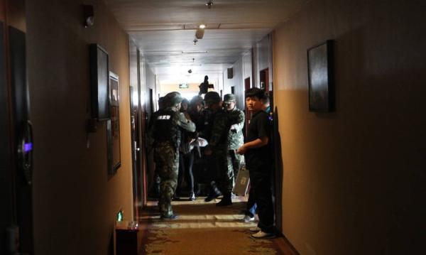 女子疑因开房后男友没有来 持刀劫持服务员(图)