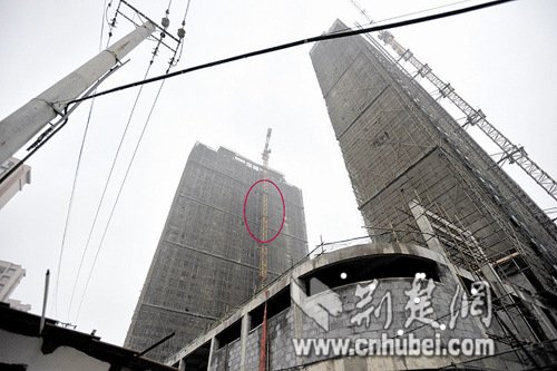 男子失足坠落30层高楼 被电缆缠脚获救(图)