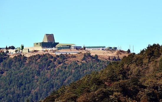 台湾乐山山顶的"铺路爪"雷达站