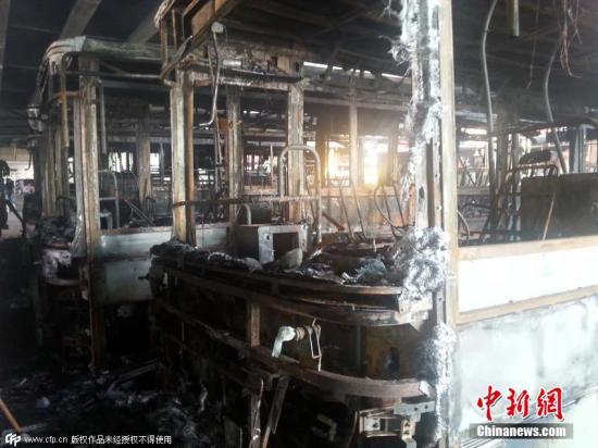 衡阳一停车场突发大火 10辆公交车被烧毁(图)