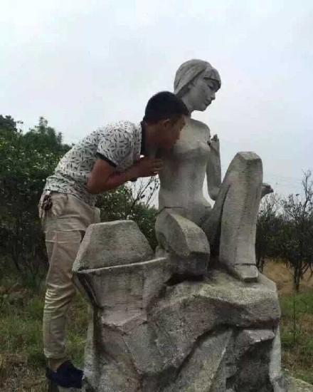 四川宜宾景区妇女雕像遭男子搂抱摸胸(图)