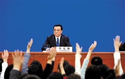 昨日，人民大会堂三楼金色大厅，记者纷纷举手向李克强总理提问。新京报记者 陈杰 摄