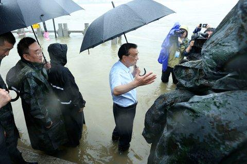 30小时转战3省察看防汛:10图回放总理汛区瞬间