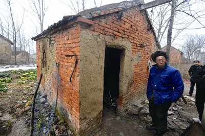 这间破旧的房子就是老人生前居住的。