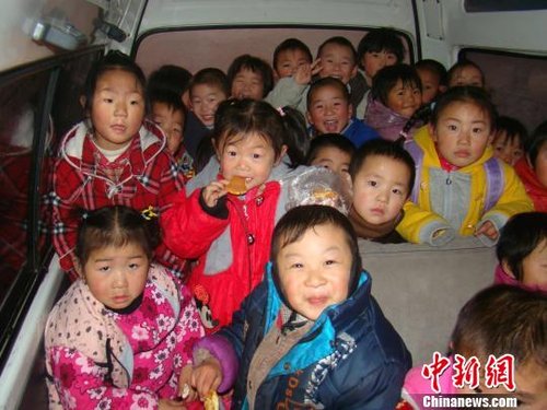 山东济南一幼儿园校车严重超员37人被查(组图