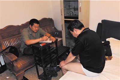 便衣民警对嫖客进行讯问