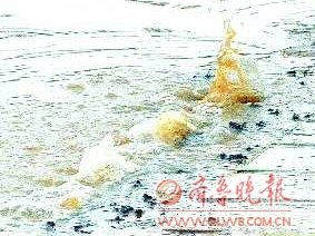 山东菏泽闹市天然气泄漏 泥浆喷射2米高(图)