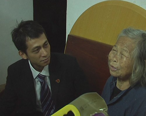 光大银行春节前夕慰问海口10户困难家庭