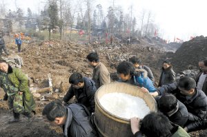 村民们把准备好的午饭运送到救援现场都市时报记者 马闪山