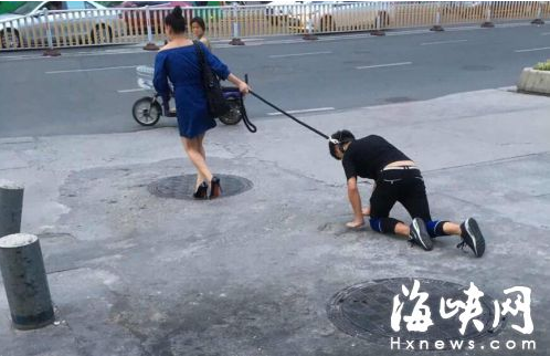 福州一小伙脖子被女子拴绳当街爬行(图)