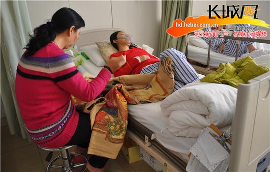 小薇母亲在女儿的病床边刺十字绣