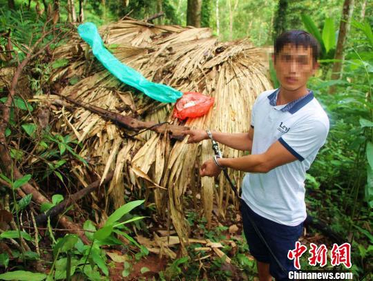 图为犯罪嫌疑人指认藏匿的枪支 常宗波 摄