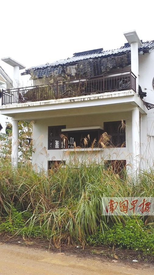 广西南宁20余栋烂尾别墅群荒废似"鬼城"