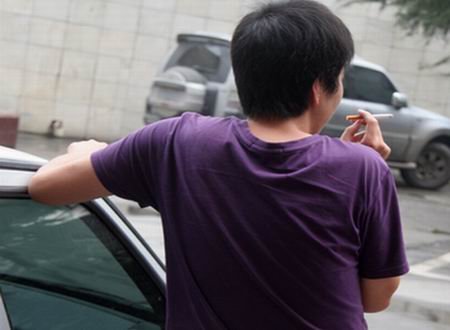 司机违规行驶造成交通拥堵 露面后说后悔(图)