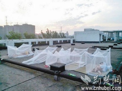 武汉学子晒避暑利器:饮料瓶自制水床霸气外漏