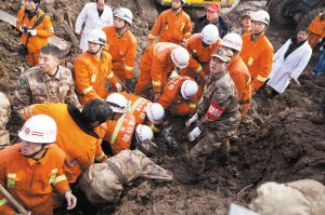 1月12日。消防官兵在赵家沟村山体滑坡现场施救都市时报首席记者 曲鸣飞