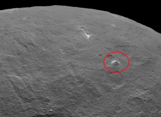 谷神星上发现5000米高金字塔状神秘山丘