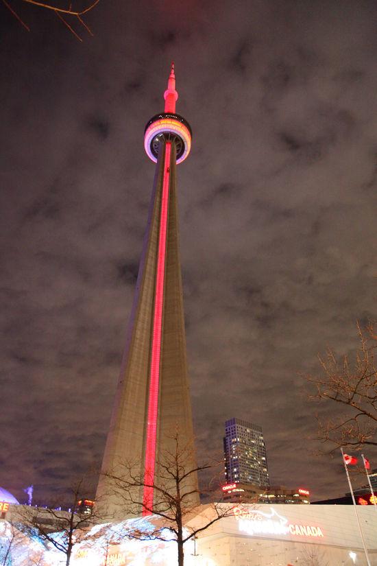 加拿大三处地标亮“红妆” 迎接中国春节