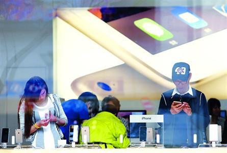 3月31日，苹果启动以旧换新计划。图为顾客在淮海路苹果专卖店选购手机。/晨报记者殷立勤