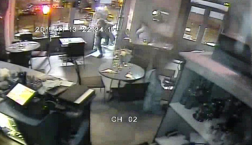 巴黎恐袭录像首次曝光 女子被枪顶头因卡壳幸存