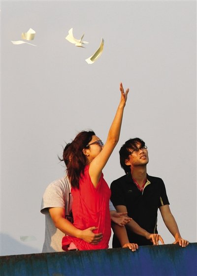 香港撞船事故38人遇难 明起连续3日降半旗致哀