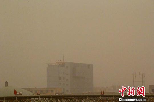 3日,岳普湖县城仍被沙尘笼罩,阿图什市,喀什市,和田市等地浓浮尘天气