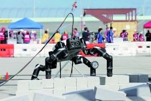 NASA喷射推进实验室的机器人RoboSimian跃过散落砖块。