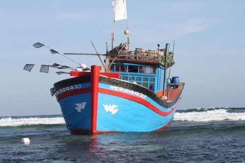 越南渔船西沙浪花礁搁浅“南海救115”救出10渔民