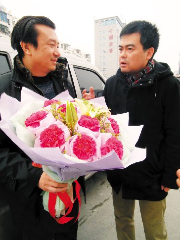 媒体人士邓飞(右)专程接郭元荣出院 金武