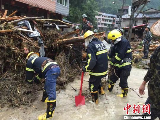 永嘉县溪口社区下坑村有房子倒塌，救援队现场救援徐欣荷摄