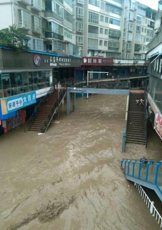 贵州遭特大暴雨袭击 织金县城多条道路被淹