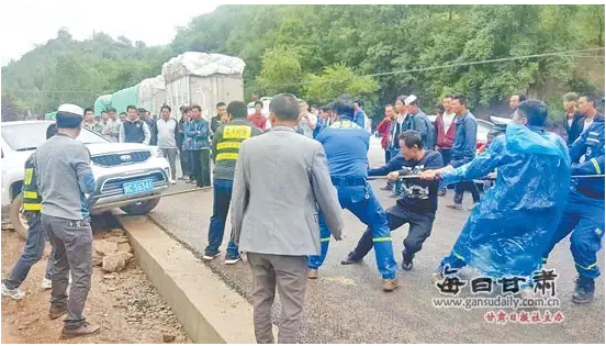 甘肃35个乡镇突遭暴雨袭击 国道毁坏小车被冲走8