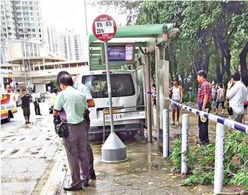 雨天路滑 香港客货车失控冲进巴士站撞伤4人