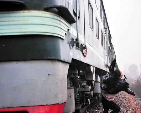 兩名“文藝女青年”欲與飛馳火車合影逼停列車